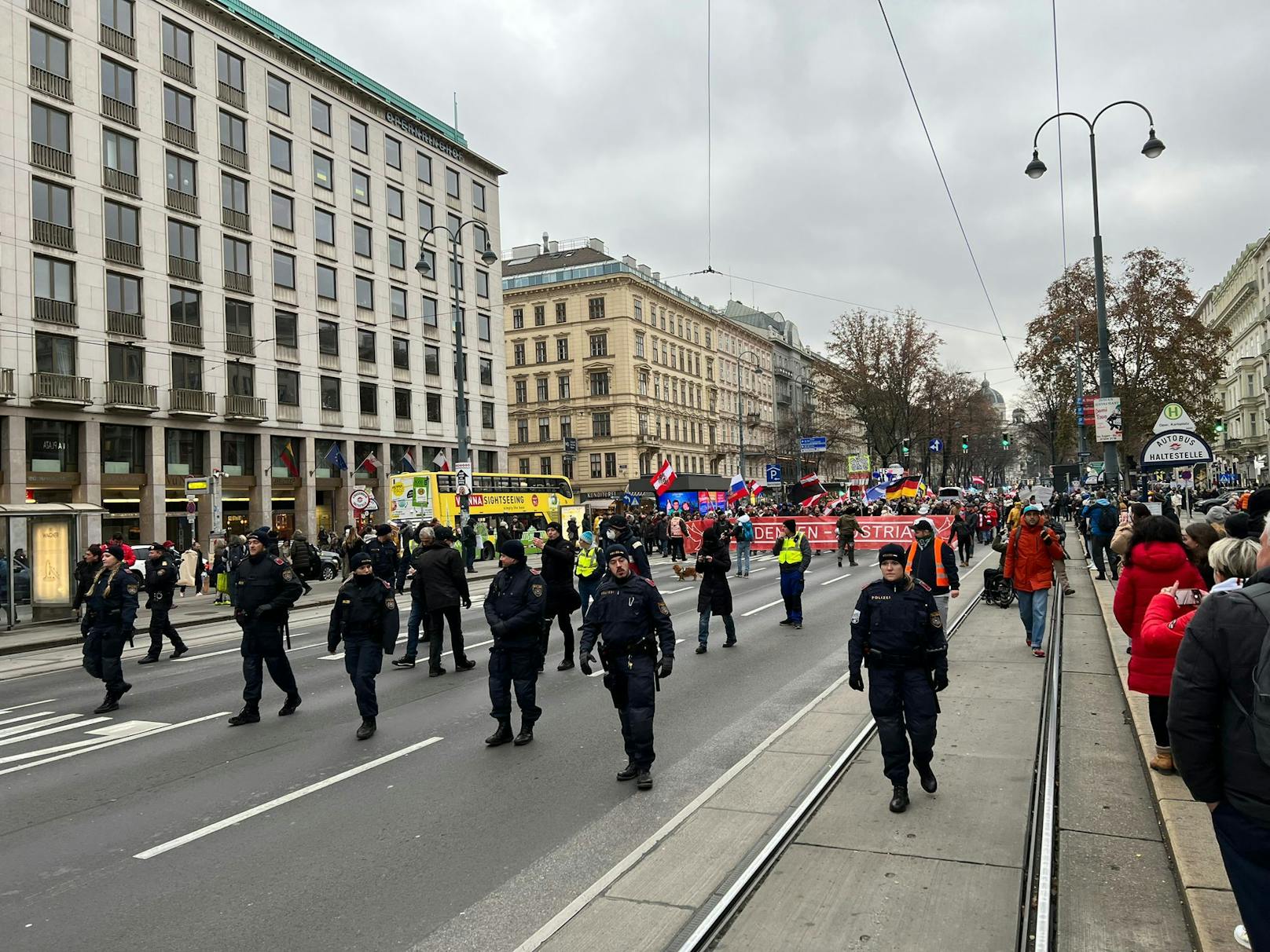 Rund 300 Personen legen die Wiener Innenstadt lahm.