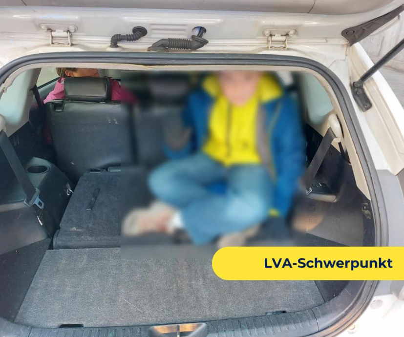 Bei einer Schwerpunktkontrolle staunten die Beamten nicht schlecht, als sie den Jungen im Kofferraum entdeckten