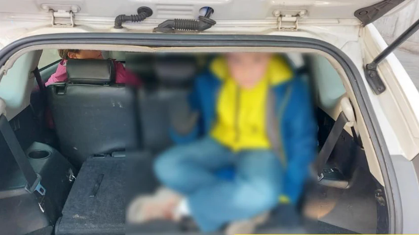 Bei einer Schwerpunktkontrolle staunten die Beamten, als sie den Jungen im Kofferraum entdeckten