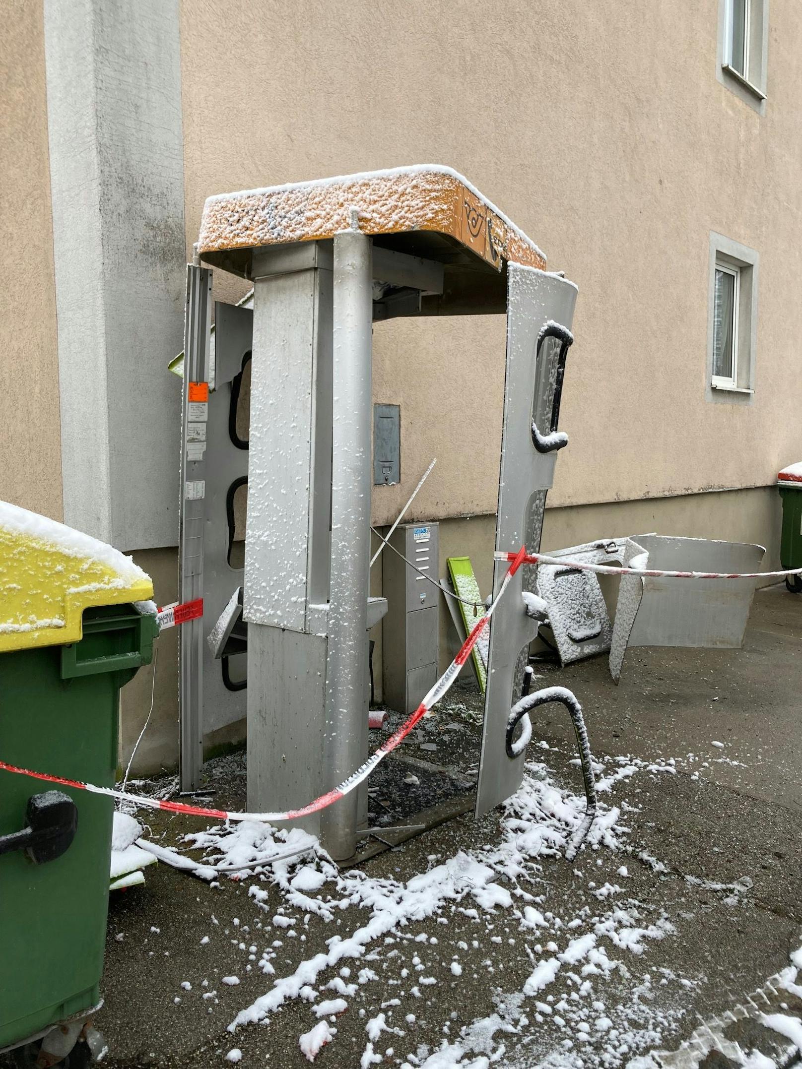 Unbekannte sprengten Telefonzelle in Amstetten