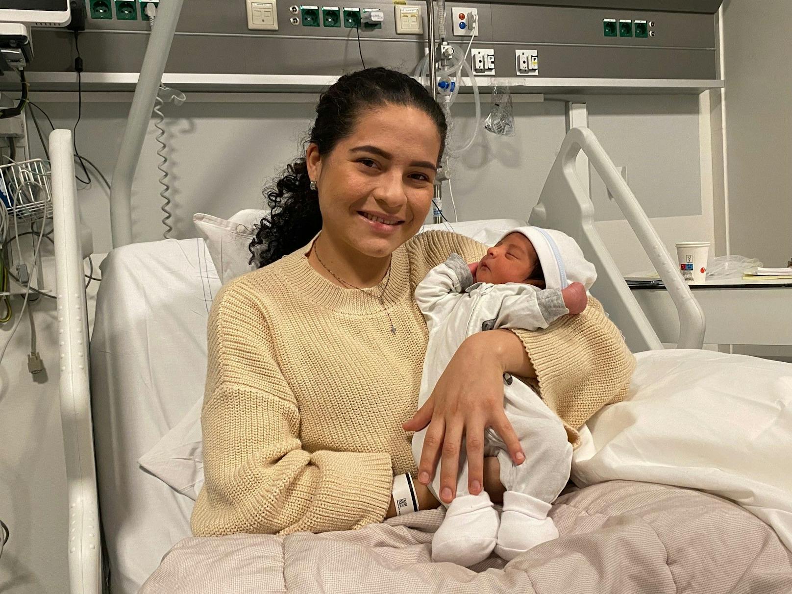 Tamara C. mit ihrem neugeborenen Söhnchen Maximiliano.