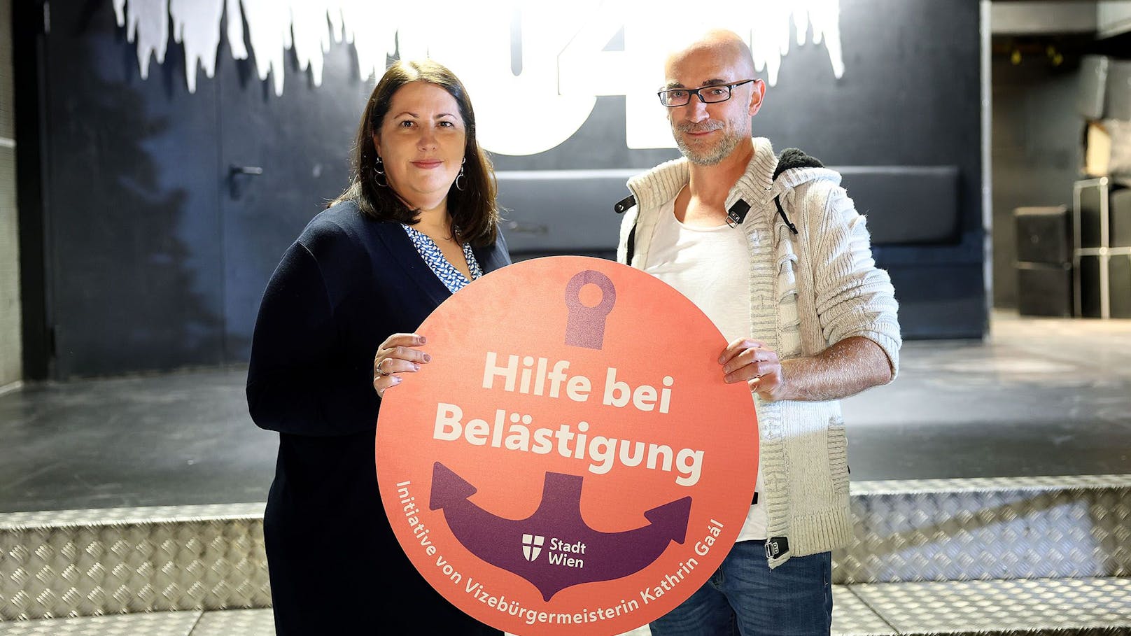 Vizebürgermeisterin Kathrin Gaal und U4-Geschäftsführer Michael Gröss zum Start der Kampagne "Ich bin dein Rettungsanker" zur Prävention sexueller Belästigung in der Club und Disco Szene.
