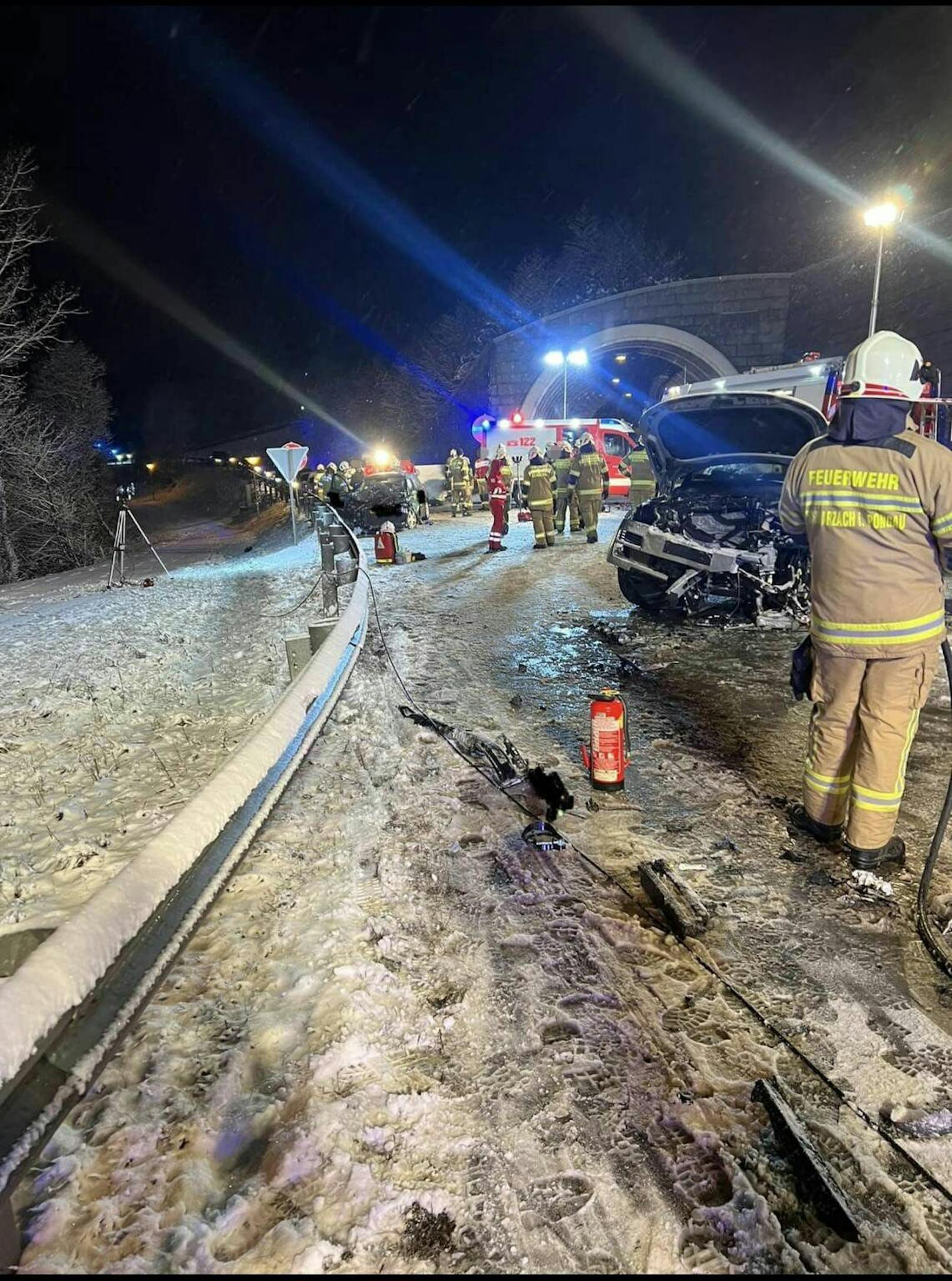 Die FF Schwarzach im Pongau musste zwei Unfall-Opfer aus dem Auto bergen.