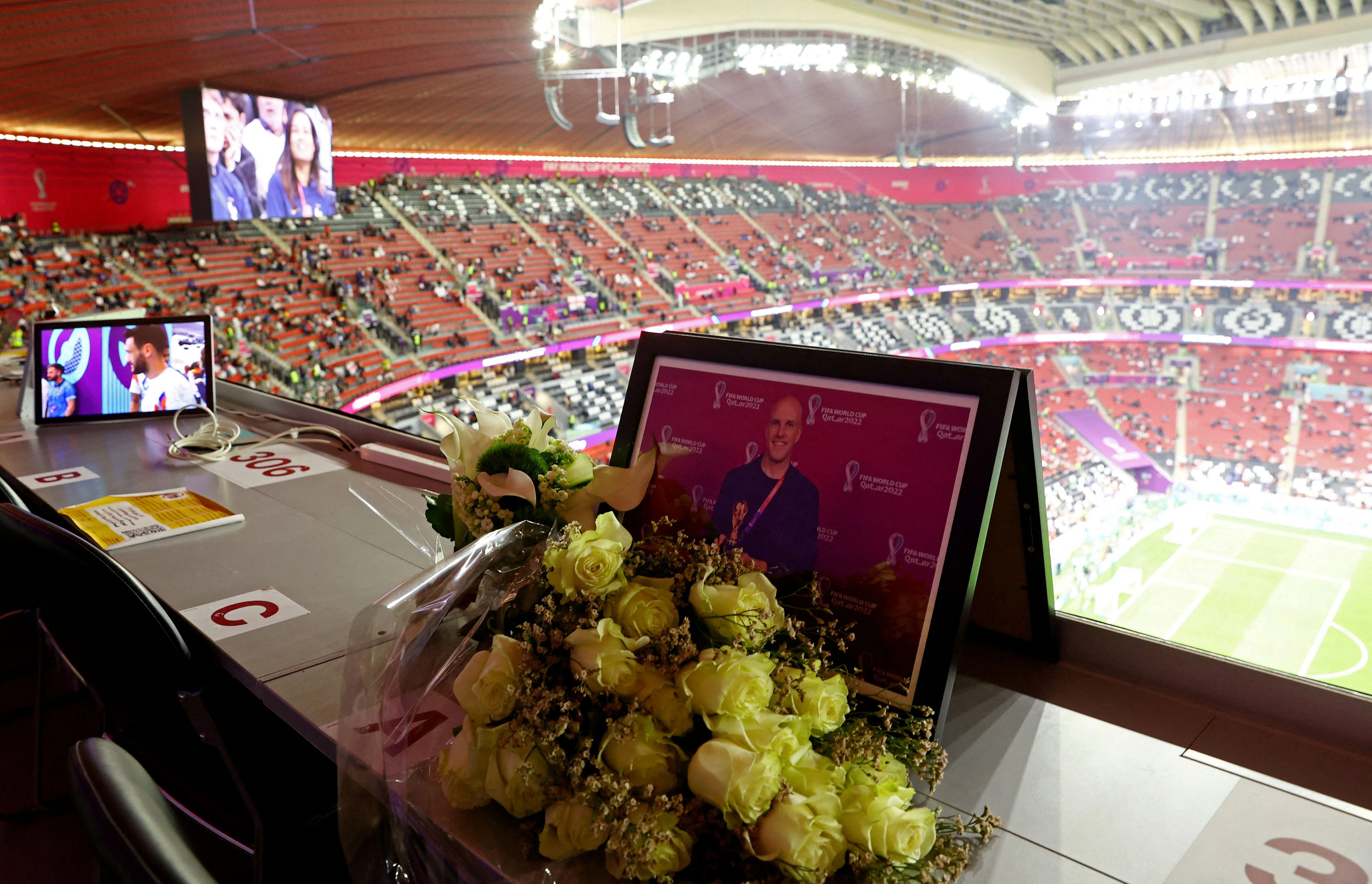 Blumen auf dem leeren Platz auf der Pressetribüne.