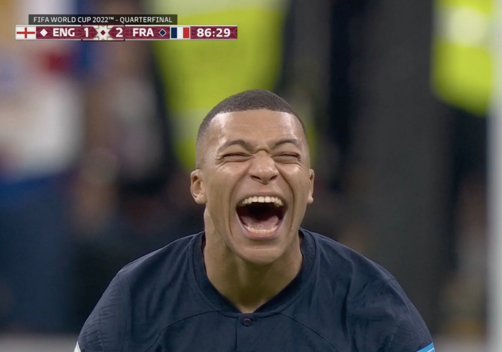 Kylian Mbappe freut sich über den verschossenen Elfer von England.