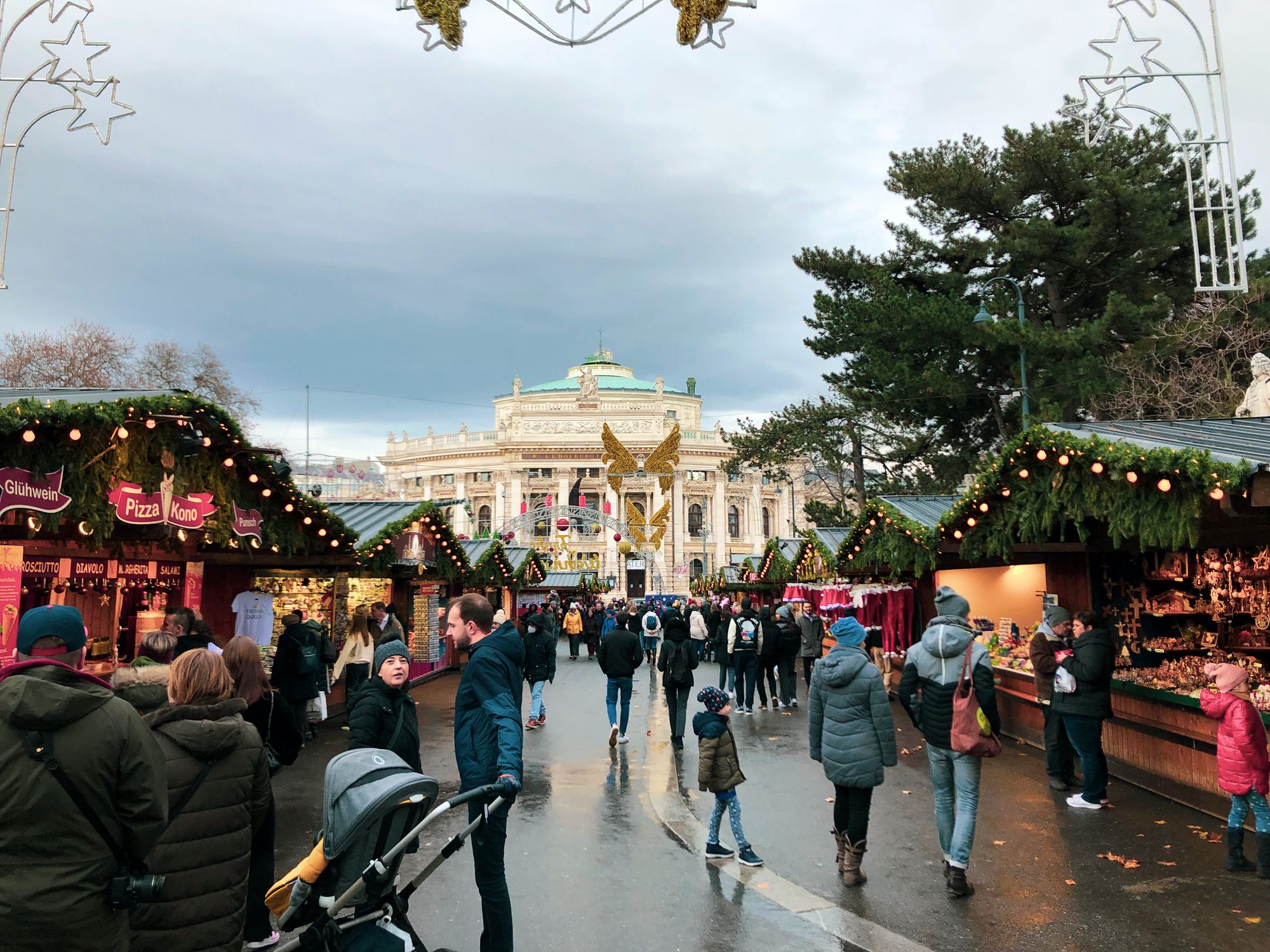 Selbst auf den Wiener Adventmärkten müssen sich Besucher jetzt richtig warm anziehen.