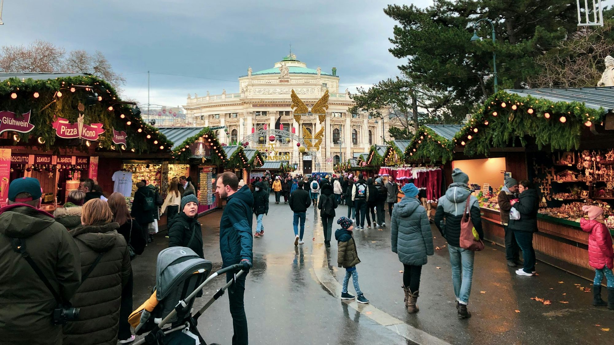 Selbst auf den Wiener Adventmärkten müssen sich Besucher jetzt richtig warm anziehen.