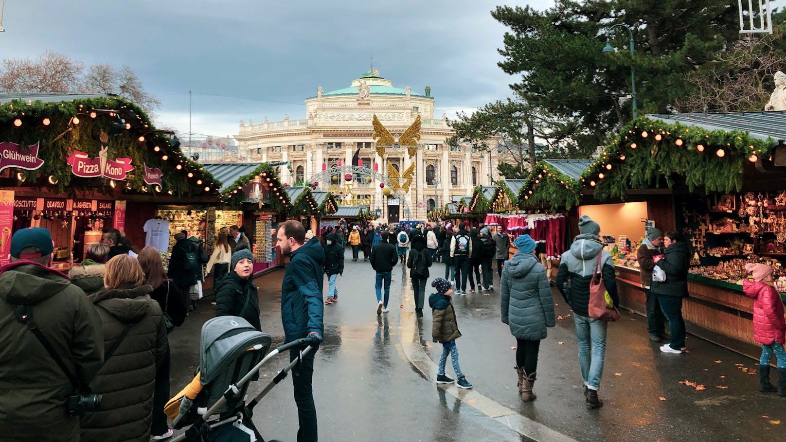 Selbst auf den Wiener Adventmärkten müssen sich Besucher jetzt richtig warm anziehen.
