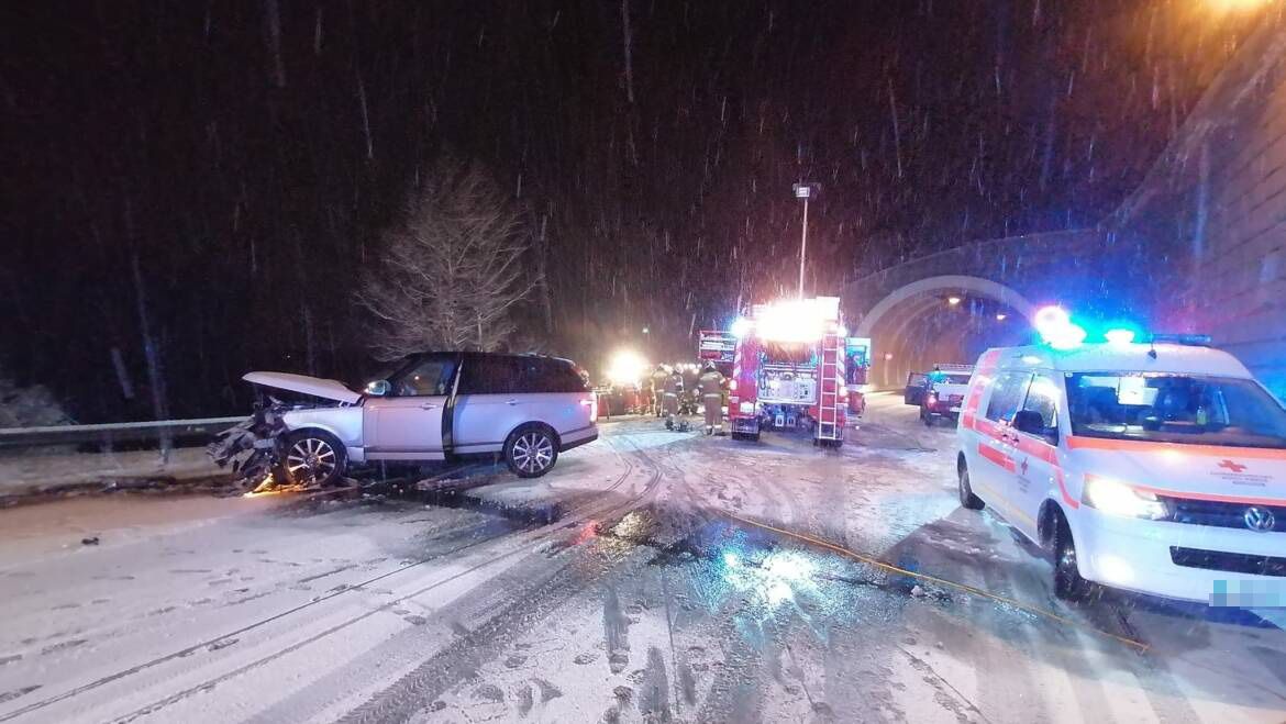 Der 80-Jährige kam im Schneechaos von der Fahrbahn ab. Die 77-jährige Salzburgerin starb noch an der Unfallstelle.