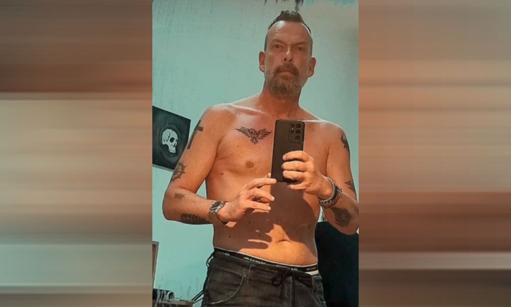 Robert Kratky zeigt sein neues Peckerl.