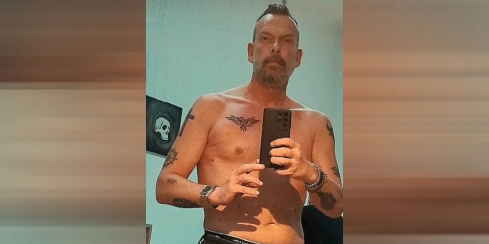 Robert Kratky zeigt sein neues Peckerl.