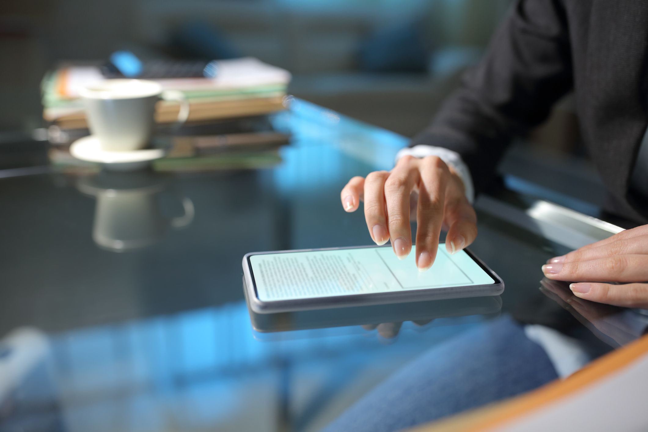 Die Servicepauschale in Verträgen von Handy-Netzbetreibern könnten illegal sein. Symbolbild