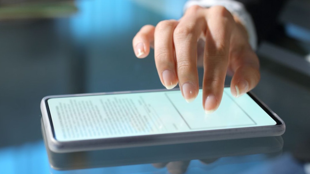 Die Servicepauschale in Verträgen von Handy-Netzbetreibern könnten illegal sein. Symbolbild