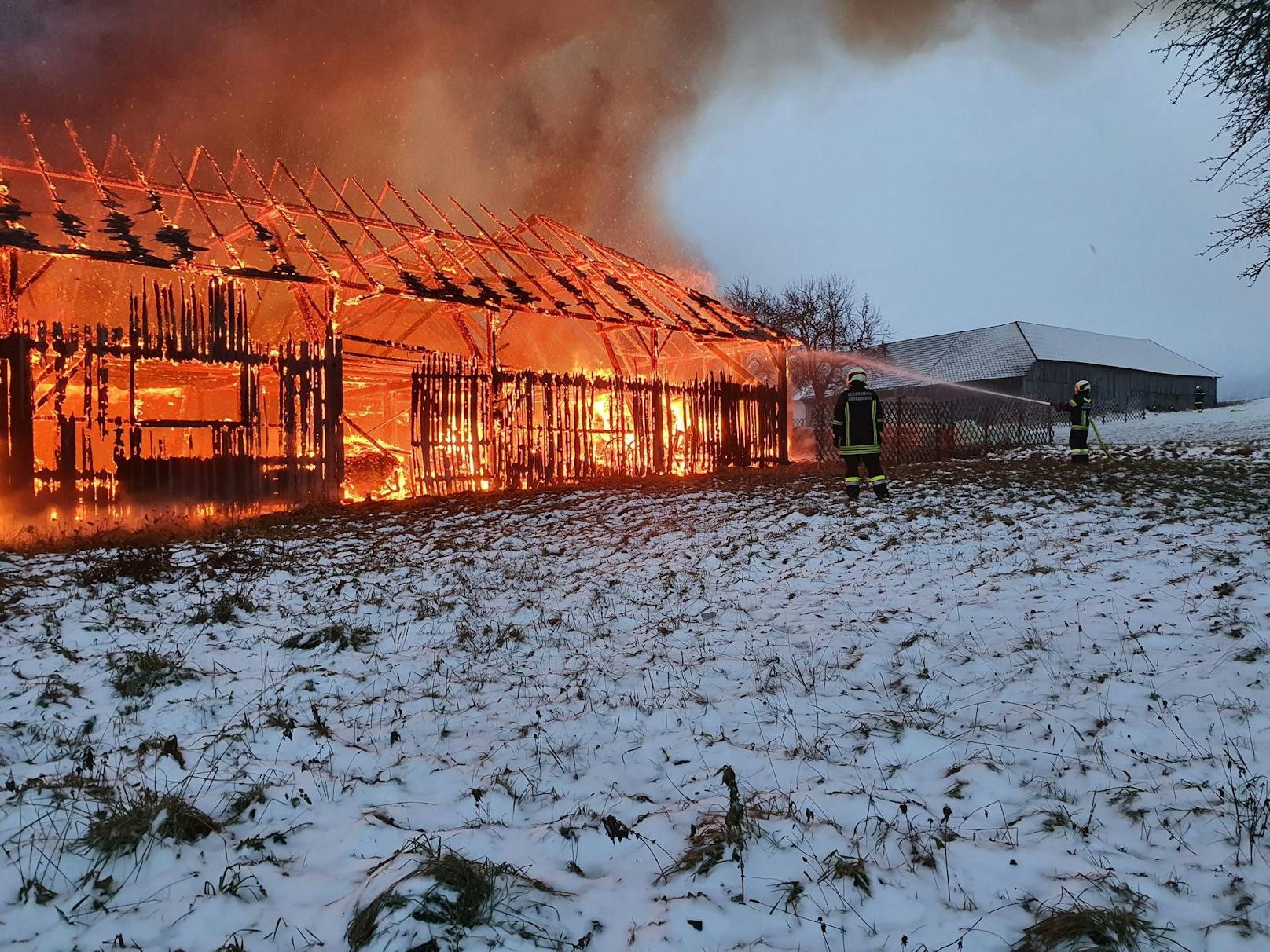 Stadl in Vollbrand! 119 Florianis im Einsatz