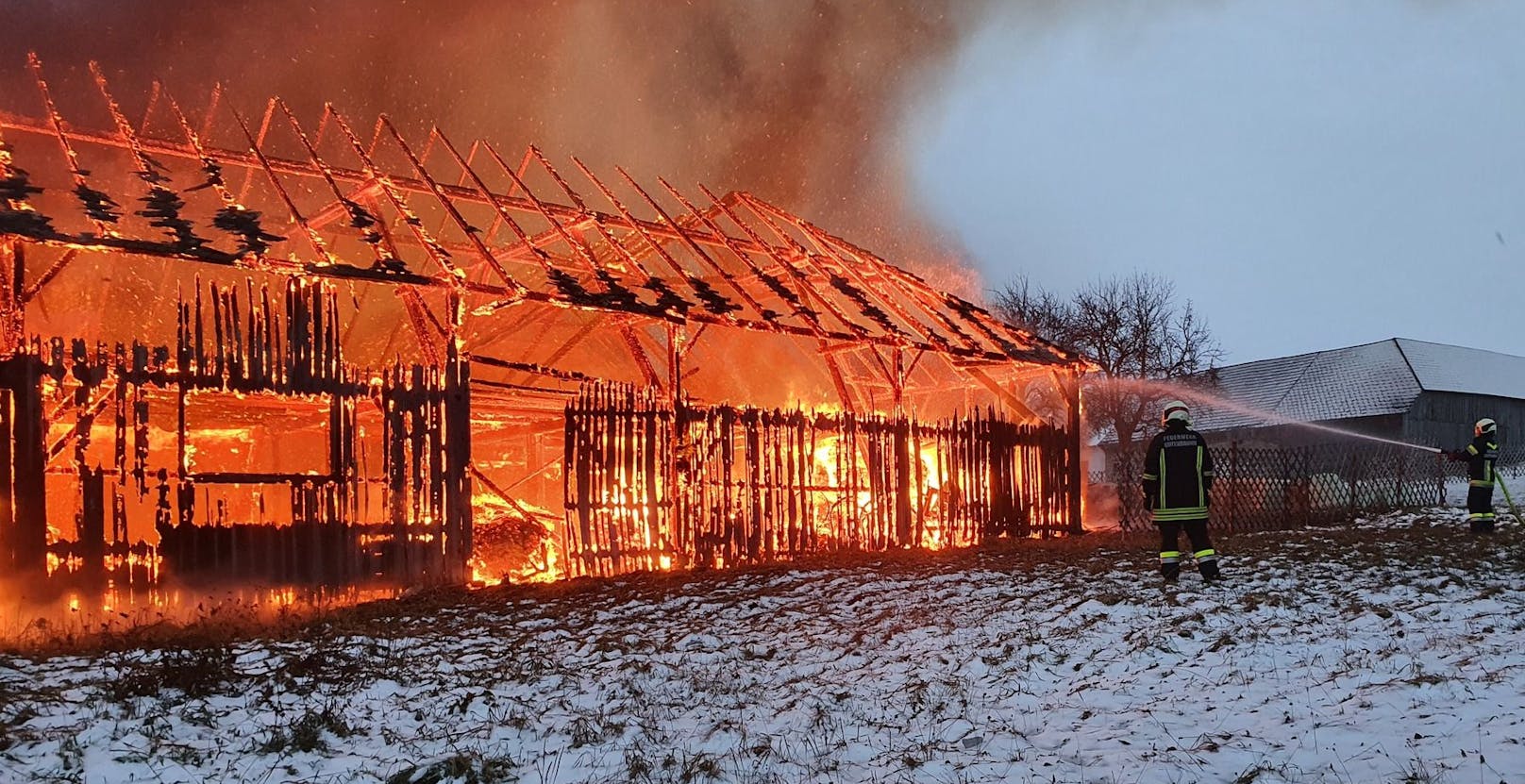 Das landwirtschaftliche Gebäude brannte völlig ab.