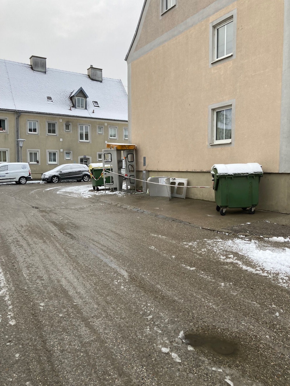 Unbekannte sprengten eine Telefonzelle in Amstetten.