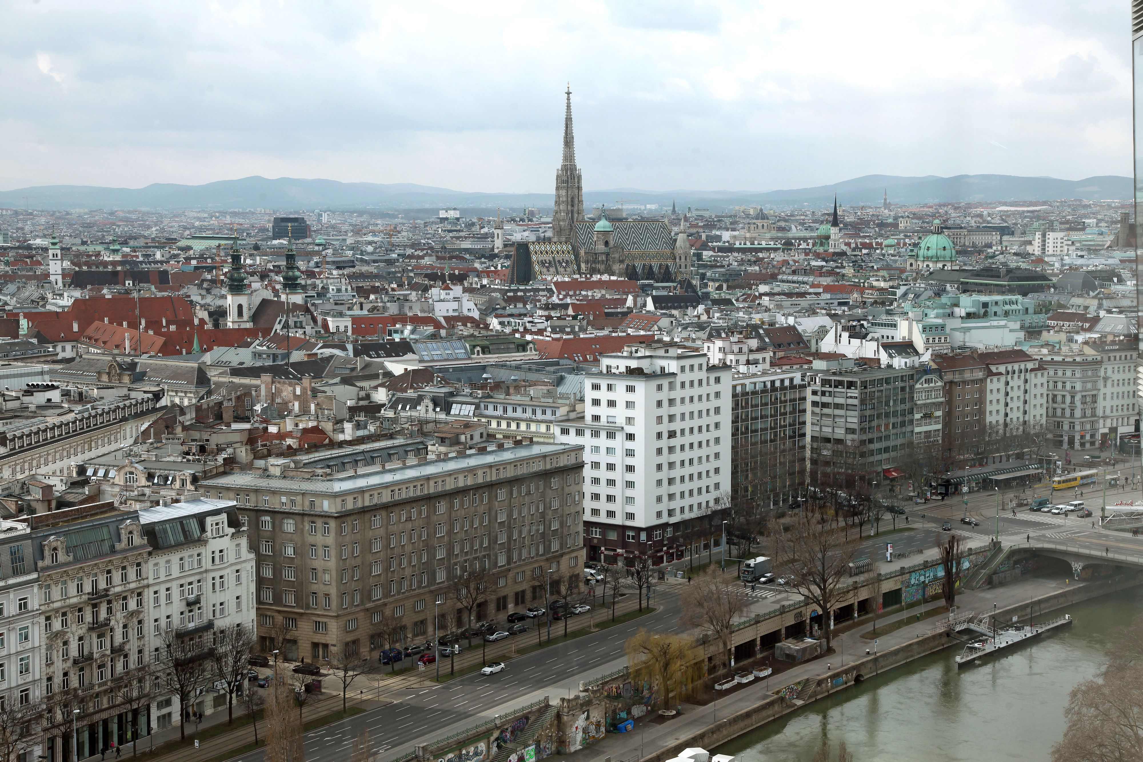 Blick auf den Franz-Josefs-Kai und die Wiener City.