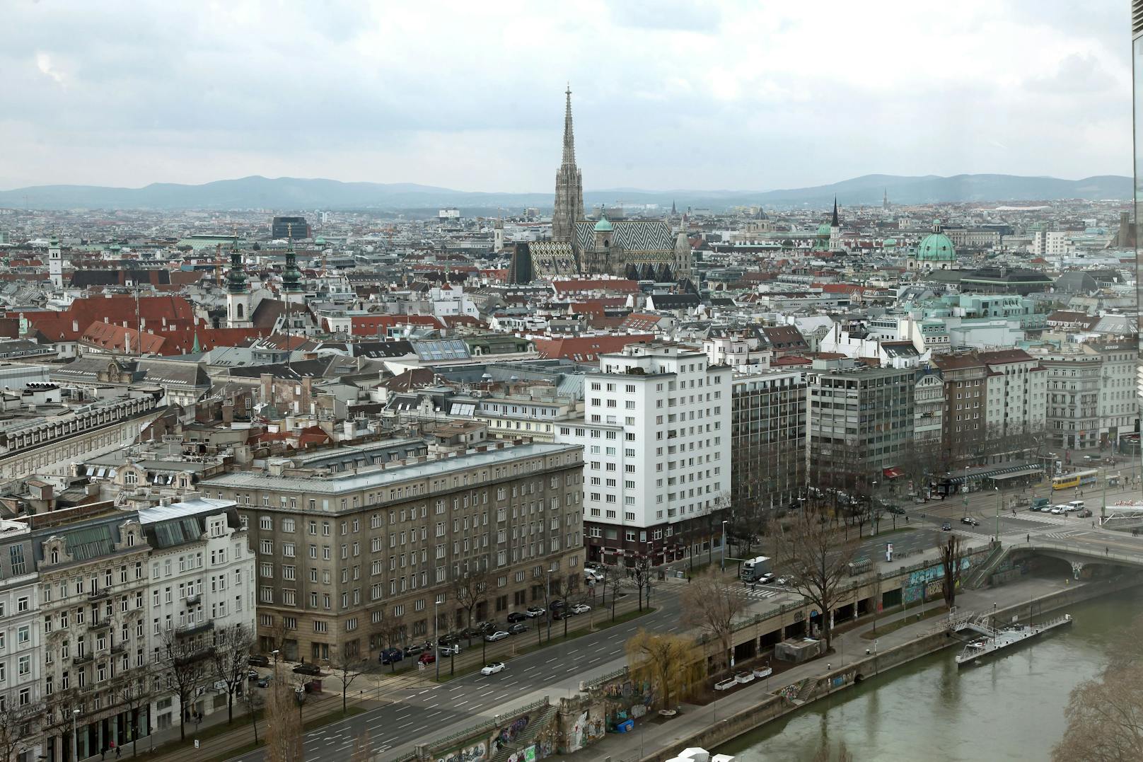 Blick auf den Franz-Josefs-Kai und die Wiener City.
