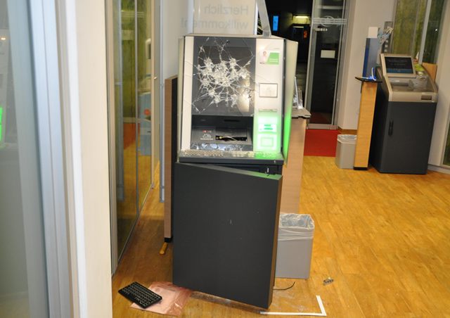 Der 22-Jährige schlug mit einem Meisel auf den Bankomaten ein.