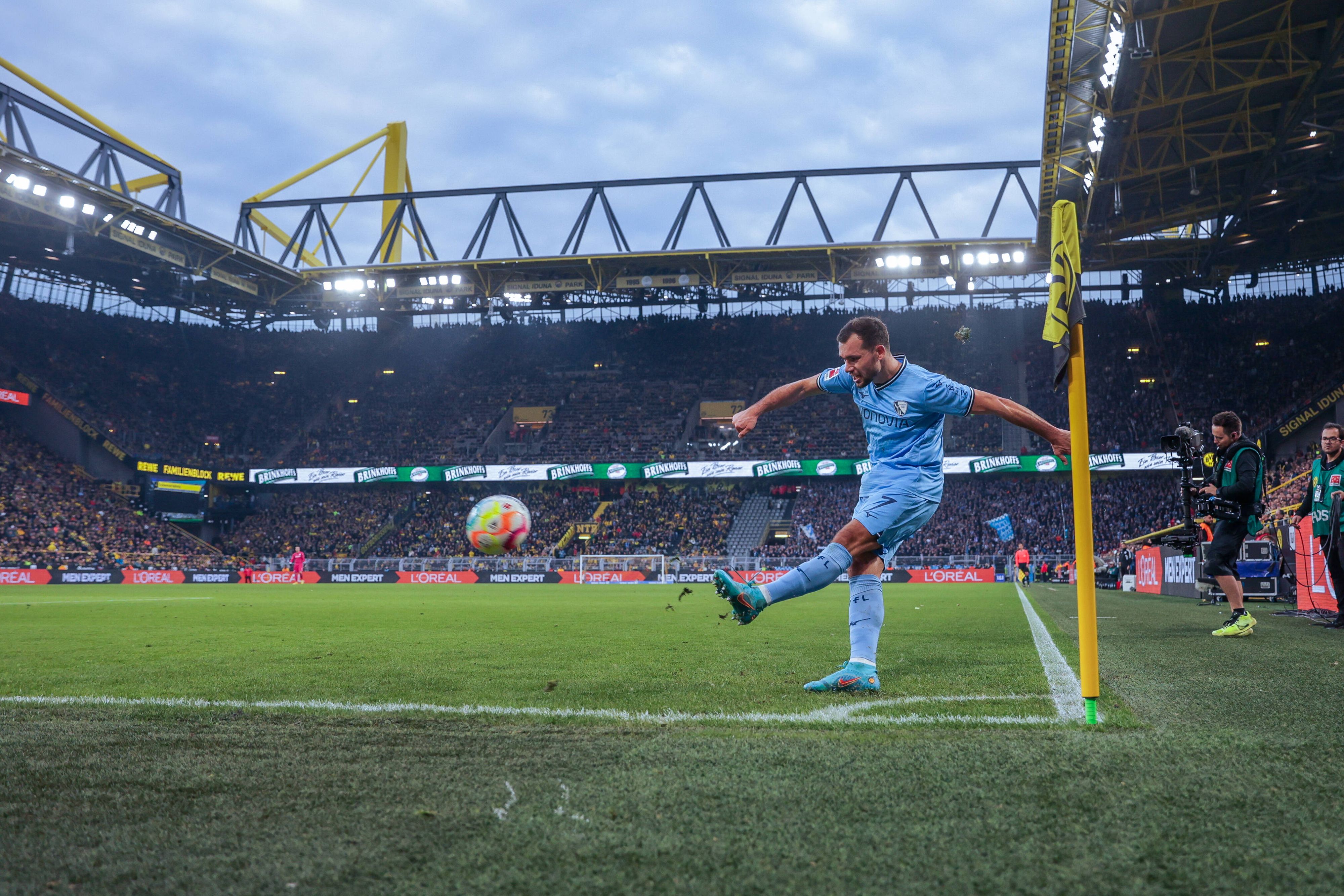 Kevin Stöger mit Geheimratsecken beim Corner