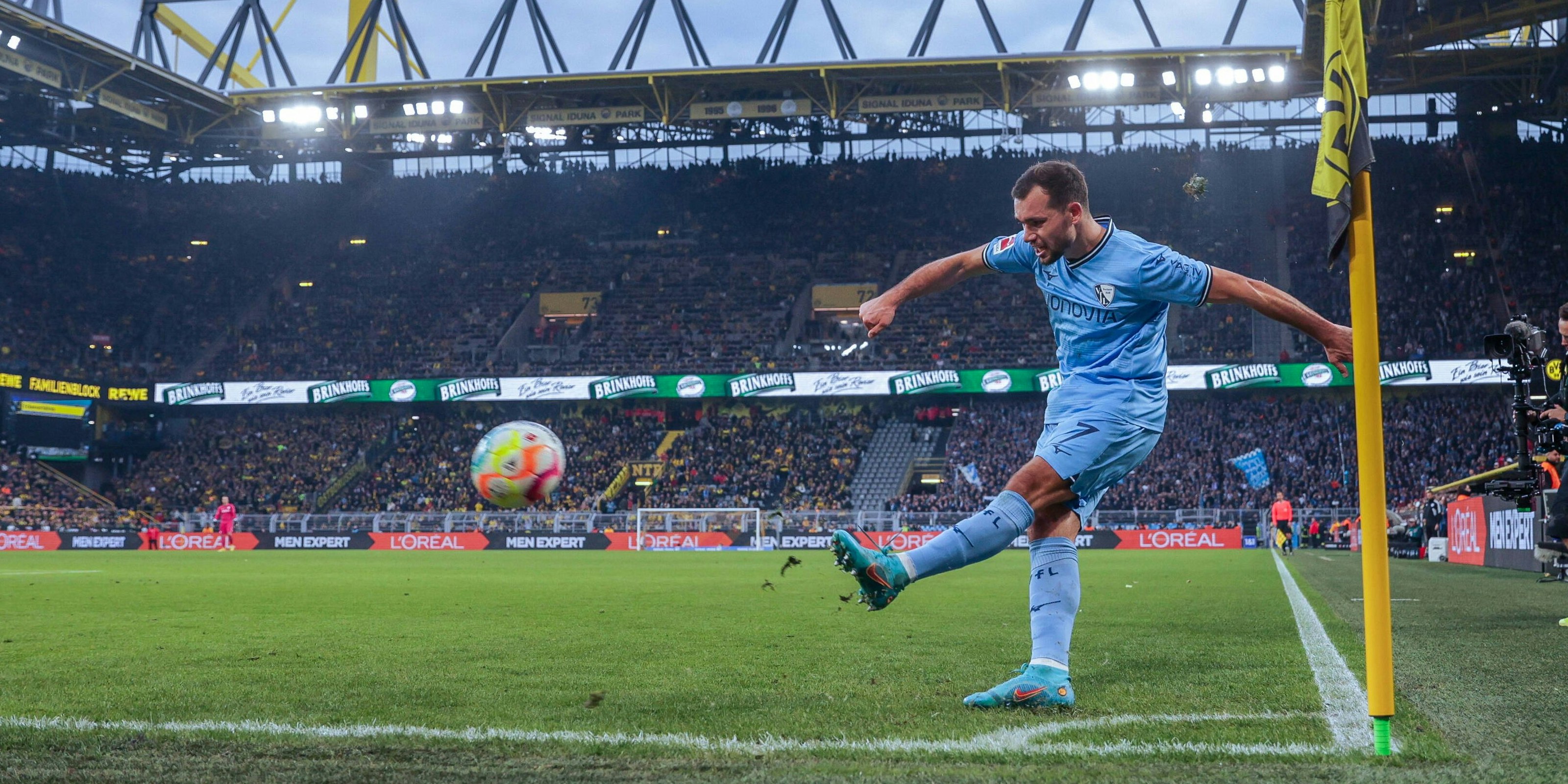 Kevin Stöger flankt.