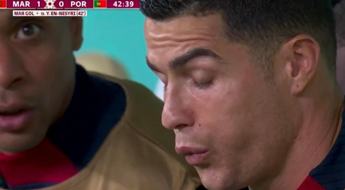 Sogar Ronaldo war vom Sprung des Gegners beeindruck. Oder vom eigenen Keeper enttäuscht. Die Meinungen der Fans gehen auseinander …