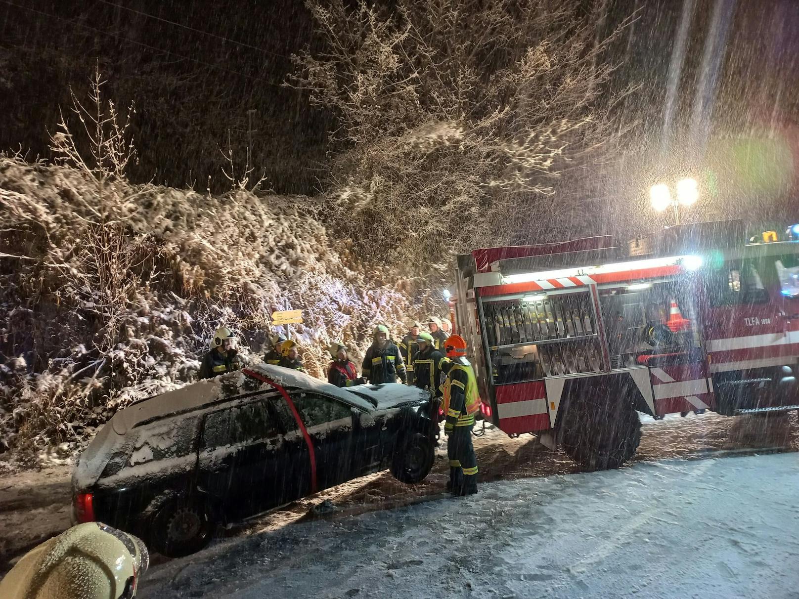 Der Lenker kam auf der Schneefahrbahn ins Schleudern.