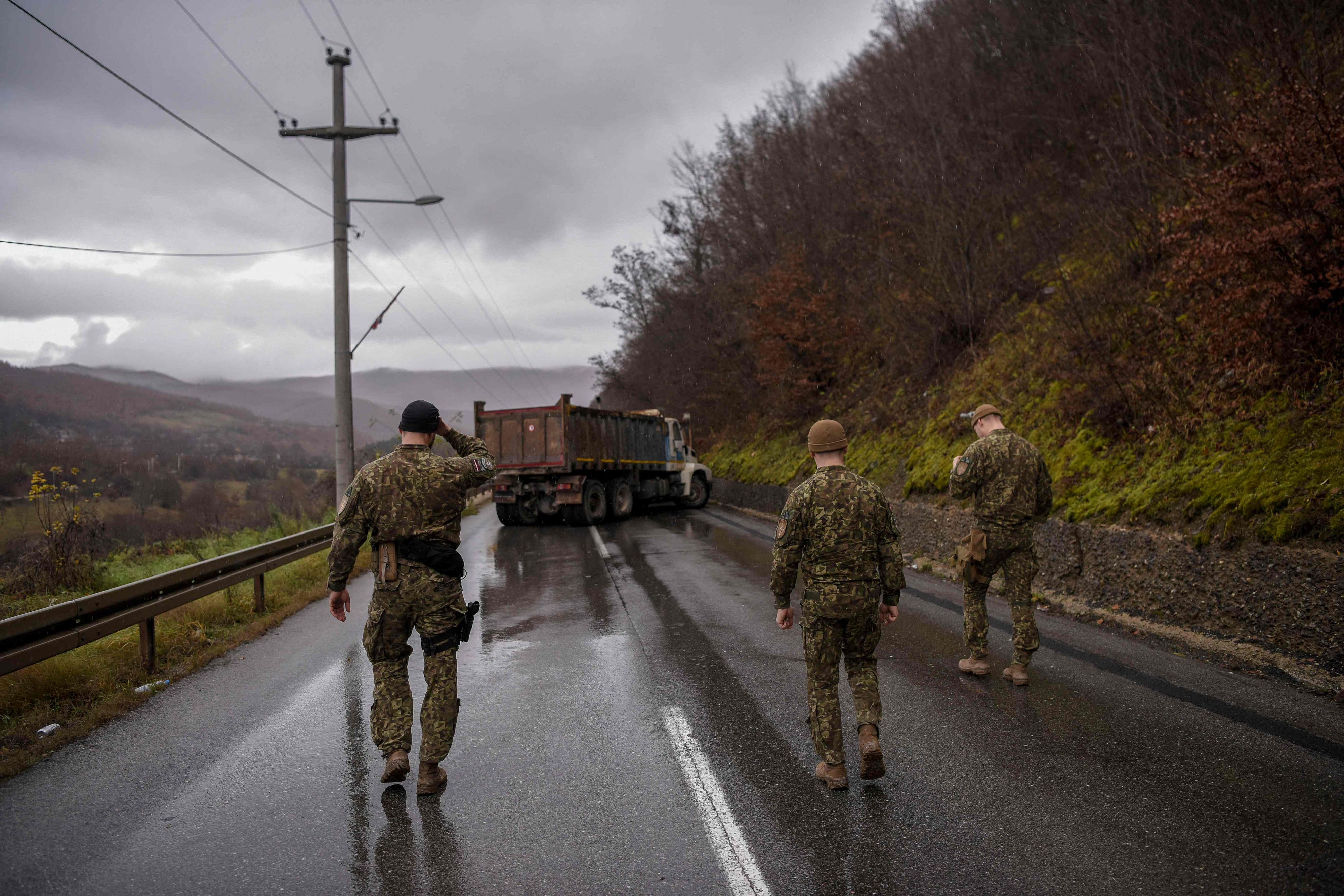 Download von www.picturedesk.com am 11.12.2022 (15:35).  NATO soldiers serving in the peacekeeping mission in Kosovo (KFOR) inspect a road barricade set up by ethnic Serbs near the town of Zubin Potok on December 11, 2022. - Hundreds of ethnic Serbs erected barricades on a road in northern Kosovo on Saturday, blocking the traffic over the two main border crossings towards Serbia, police said. Trucks, ambulance cars and agricultural machines were used as roadblocks, heightening recent tensions which included explosions, shootings and an armed attack on a police patrol which saw one ethnic Albanian police officer wounded. (Photo by Armend NIMANI / AFP) - 20221211_PD2181 - Rechteinfo: Rights Managed (RM) Nur für redaktionelle Nutzung! Werbliche Nutzung erfordert Freigabe: bitte schicken Sie uns eine Anfrage.