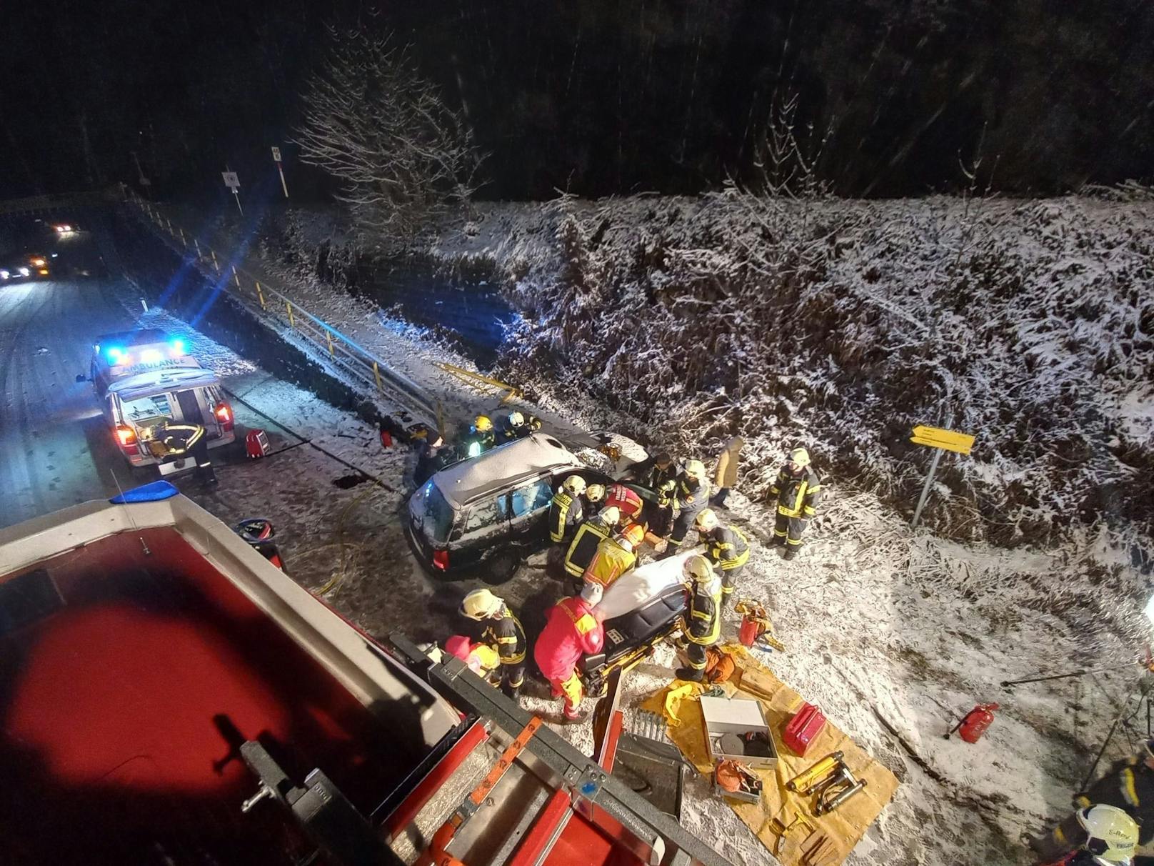 Der Lenker kam auf der Schneefahrbahn ins Schleudern.