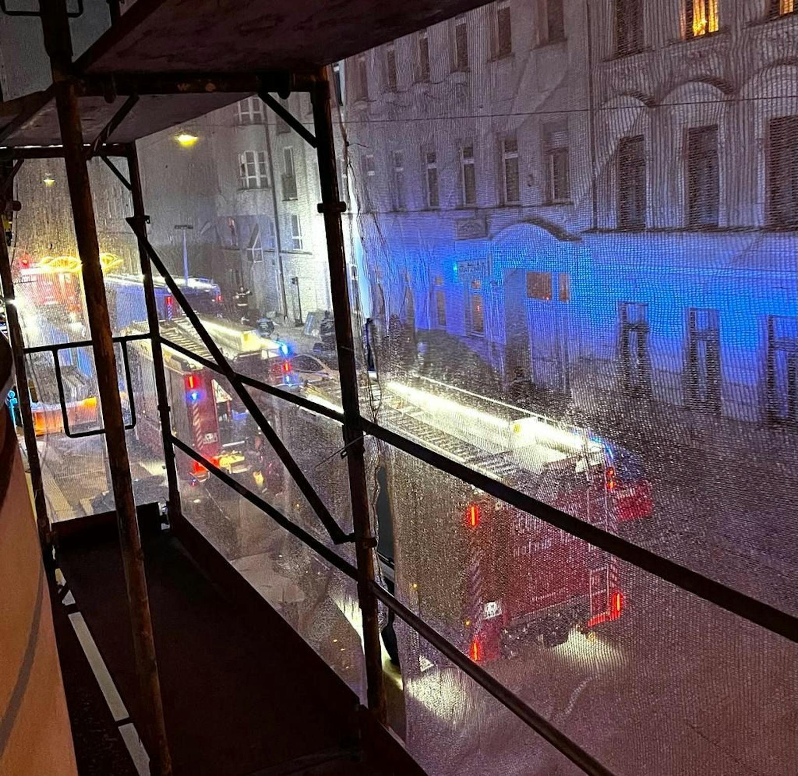 Ein "Heute"-Leserreporter fotografierte den Feuerwehreinsatz in der Schopenhauerstraße am Sonntagabend.