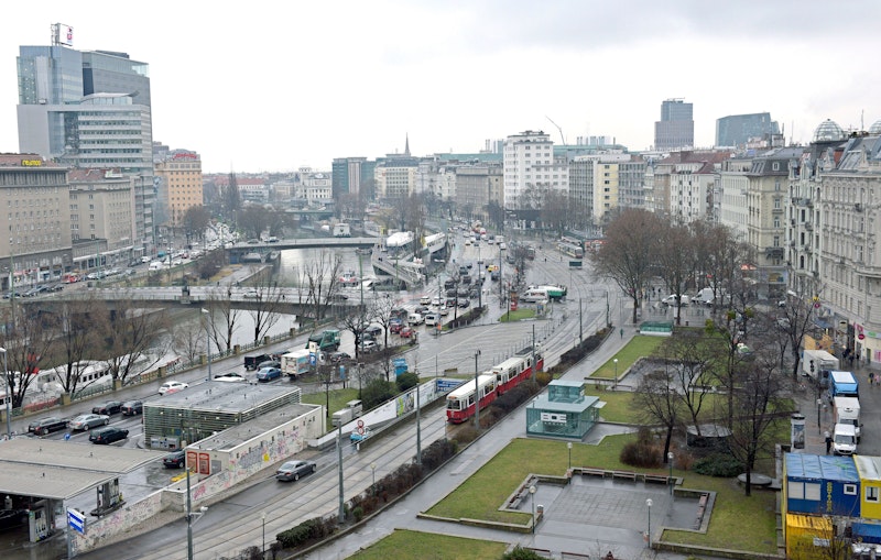 Der Tatort war der Franz-Josefs-Kai am Schwedenplatz mitten in der Wiener City. <a target="_blank" data-li-document-ref="100243375" href="https://www.heute.at/g/fahndung-in-wien-polizei-sucht-nach-brutalem-schlaeger-100243375">Alle Infos hier &gt;&gt;</a>
