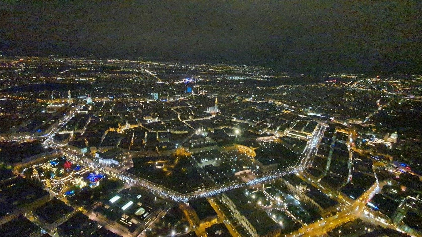 ABD0039_20211220 - WIEN - ÖSTERREICH: ++ HANDOUT ++ ZU APA0283 VOM 19.12.2021 - Demonstration "Gedenk-Lichtermeer" in Gedenken an die Verstorbenen, zum Dank an das Gesundheitspersonal am Sonntag 19. Dezember 2021 in Wien. - FOTO: APA/LPD WIEN - ++ WIR WEISEN AUSDRÜCKLICH DARAUF HIN, DASS EINE VERWENDUNG DES BILDES AUS MEDIEN- UND/ODER URHEBERRECHTLICHEN GRÜNDEN AUSSCHLIESSLICH IM ZUSAMMENHANG MIT DEM ANGEFÜHRTEN ZWECK UND REDAKTIONELL ERFOLGEN DARF - VOLLSTÄNDIGE COPYRIGHTNENNUNG VERPFLICHTEND ++