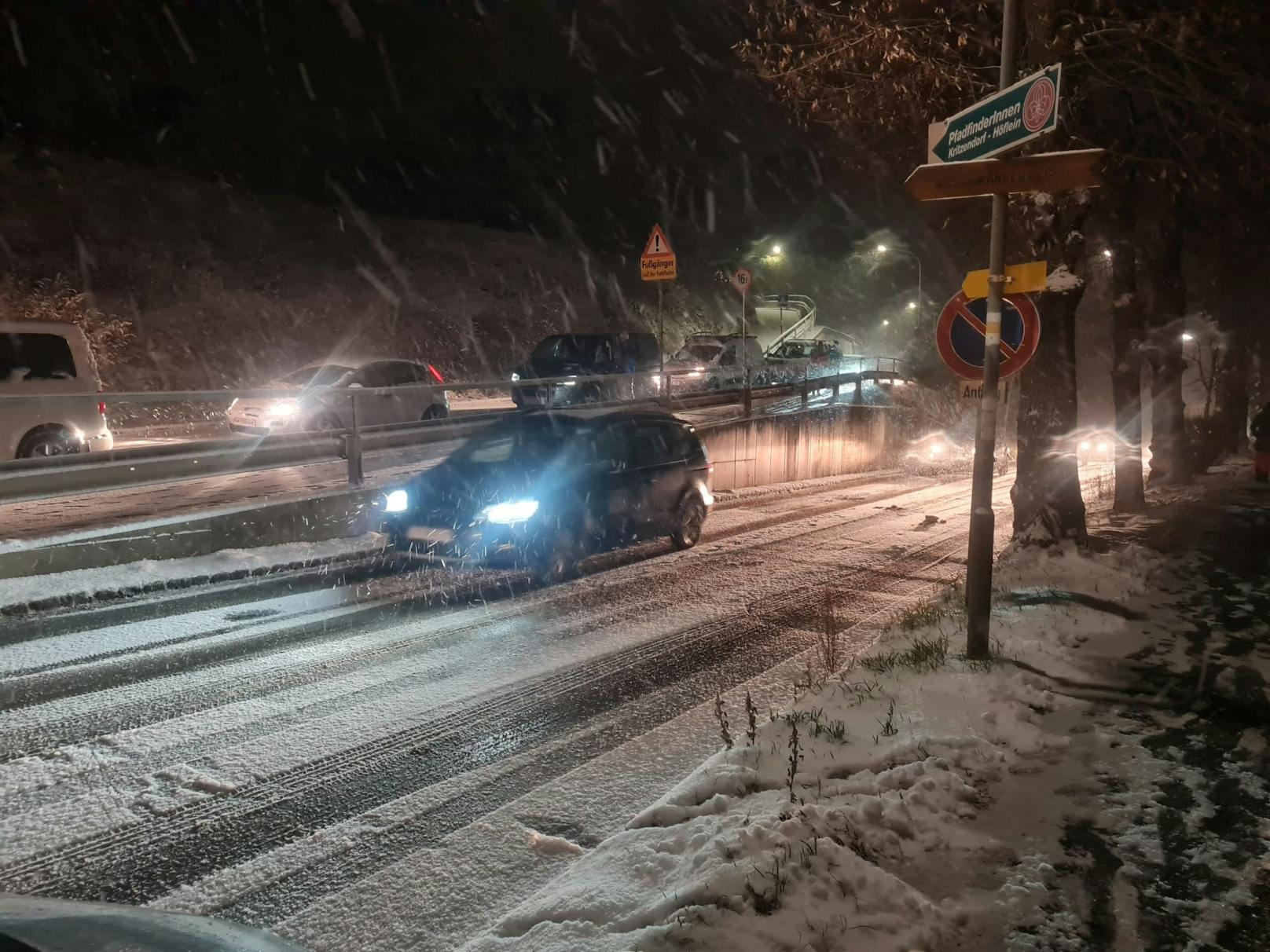 Schnee-Chaos am 12. Dezember auf der Hauptstraße in Kritzendorf, Klosterneuburg.
