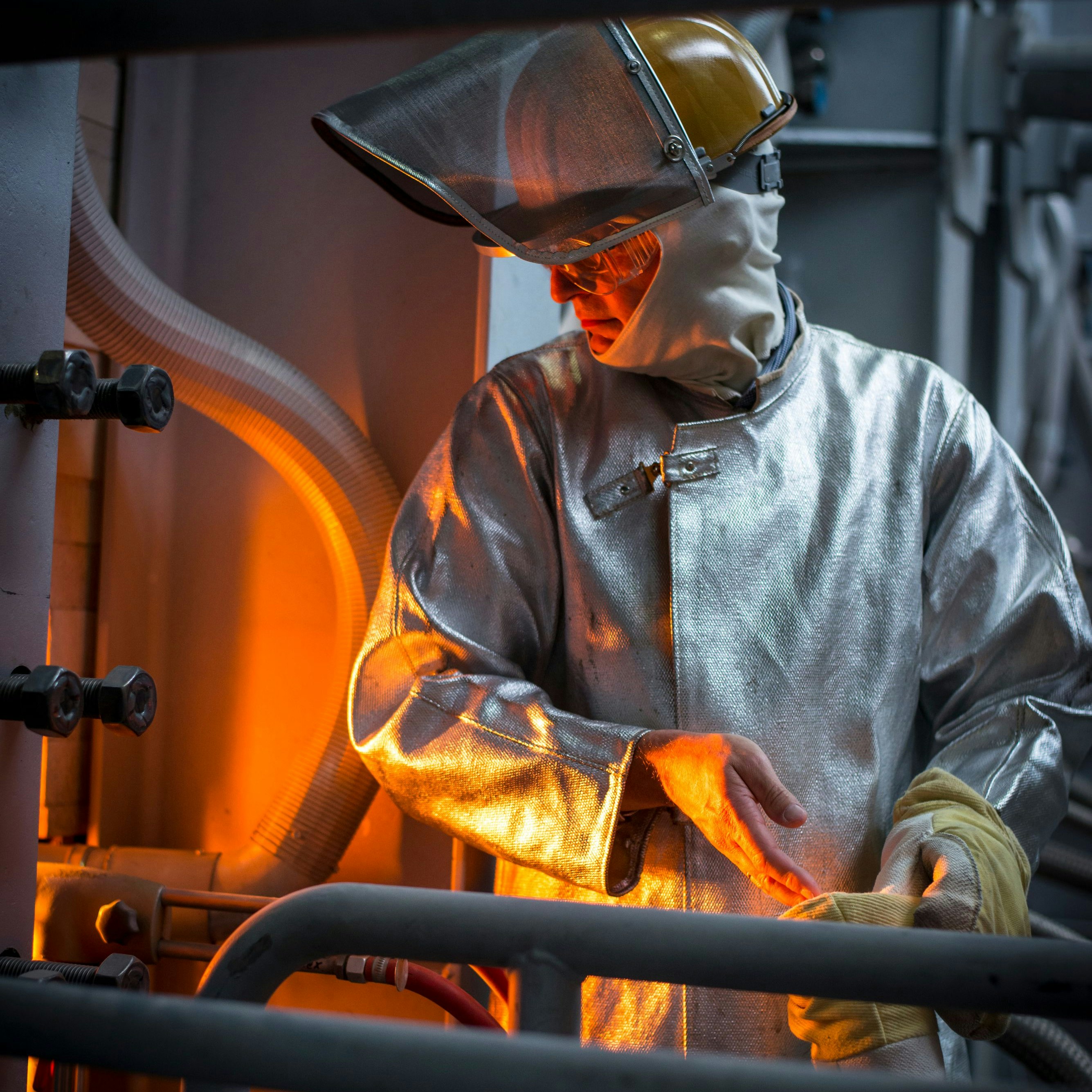 Die Glasschmelze ist energieintensiv. SCHOTT erforscht, wie Spezialglas mithilfe von Grünstrom oder Wasserstoff geschmolzen werden kann.