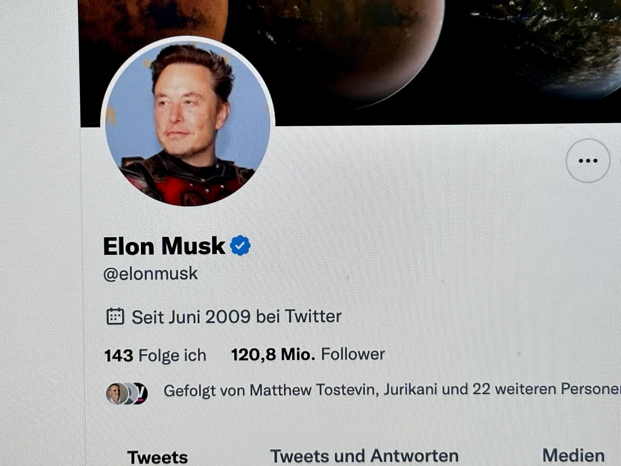 Die beliebte Verifizierung des Nutzerkontos (weisses Häkchen im blauen Kreis) kostet künftig. 