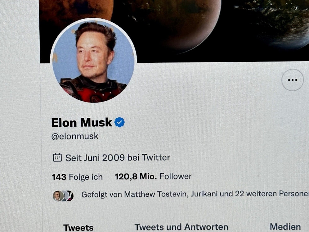 Die beliebte Verifizierung des Nutzerkontos (weißes Häkchen im blauen Kreis) kostet künftig.