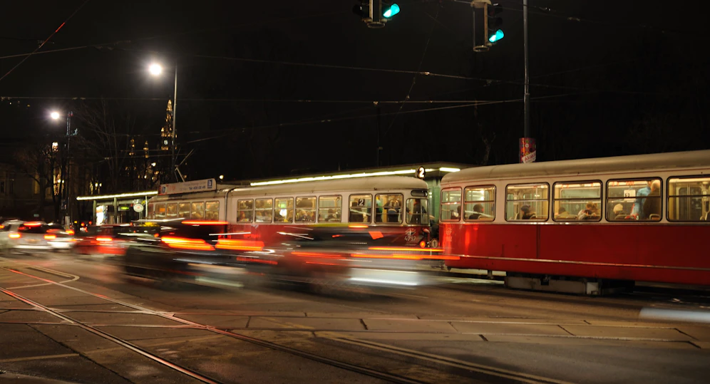 Die U-Bahn ist die ganze Nacht unterwegs, in den frühen Abendstunden in dichteren Intervallen.