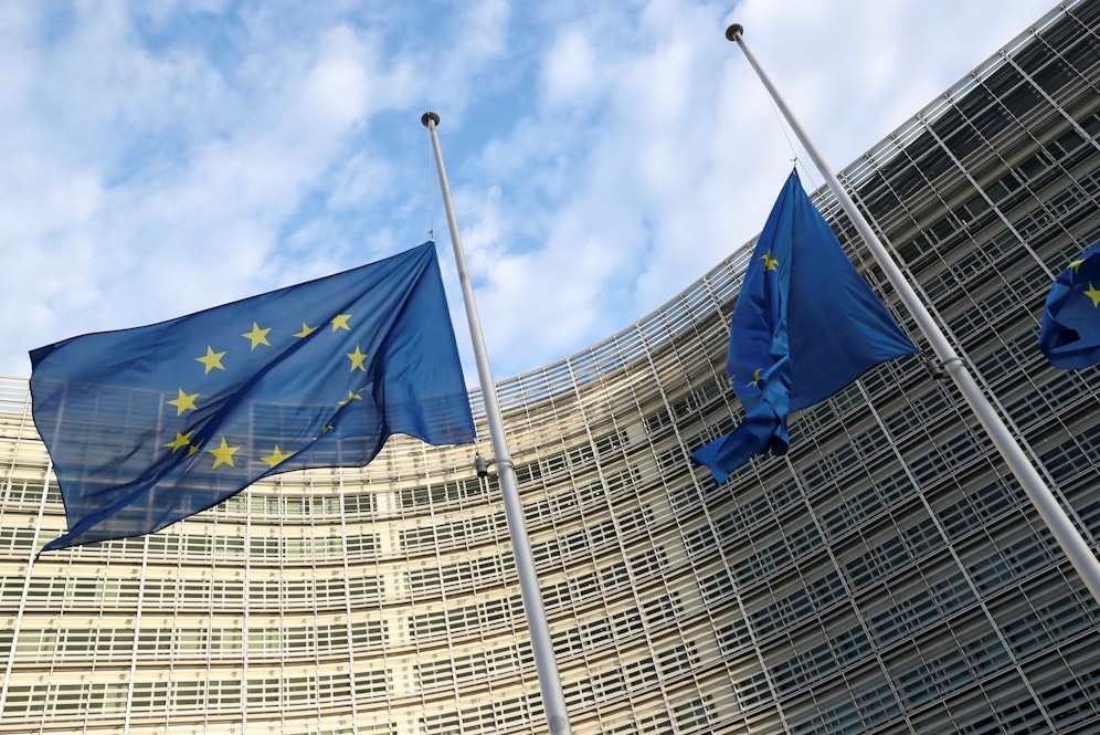 Flaggen vor dem EU-Parlament in Brüssel.