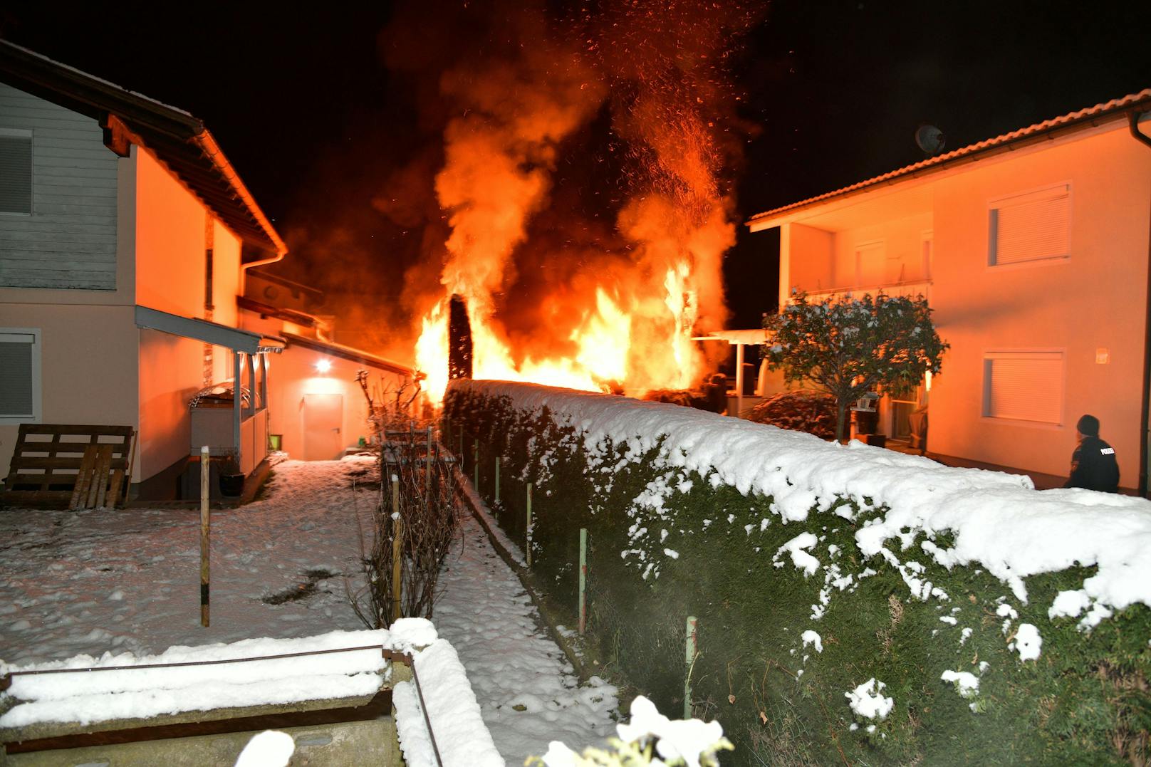 Ein Gartenhaus in Wattens brannte in der Nacht von Sonntag auf Montag plötzlich lichterloh.