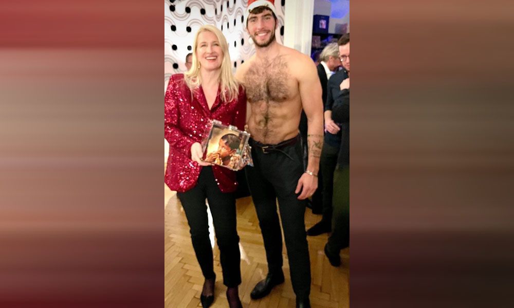 Claudia Stöckl feiert ausgelassen mit halbnackten Männern für den guten Zweck.