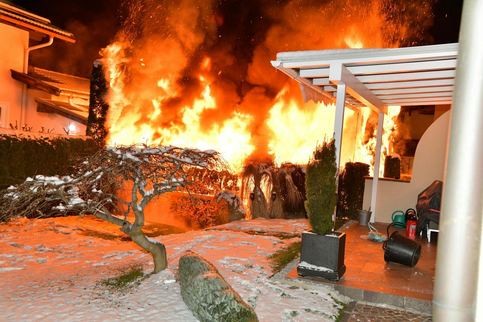 Gartenhaus in Wattens brennt ab – 11 Personen gerettet