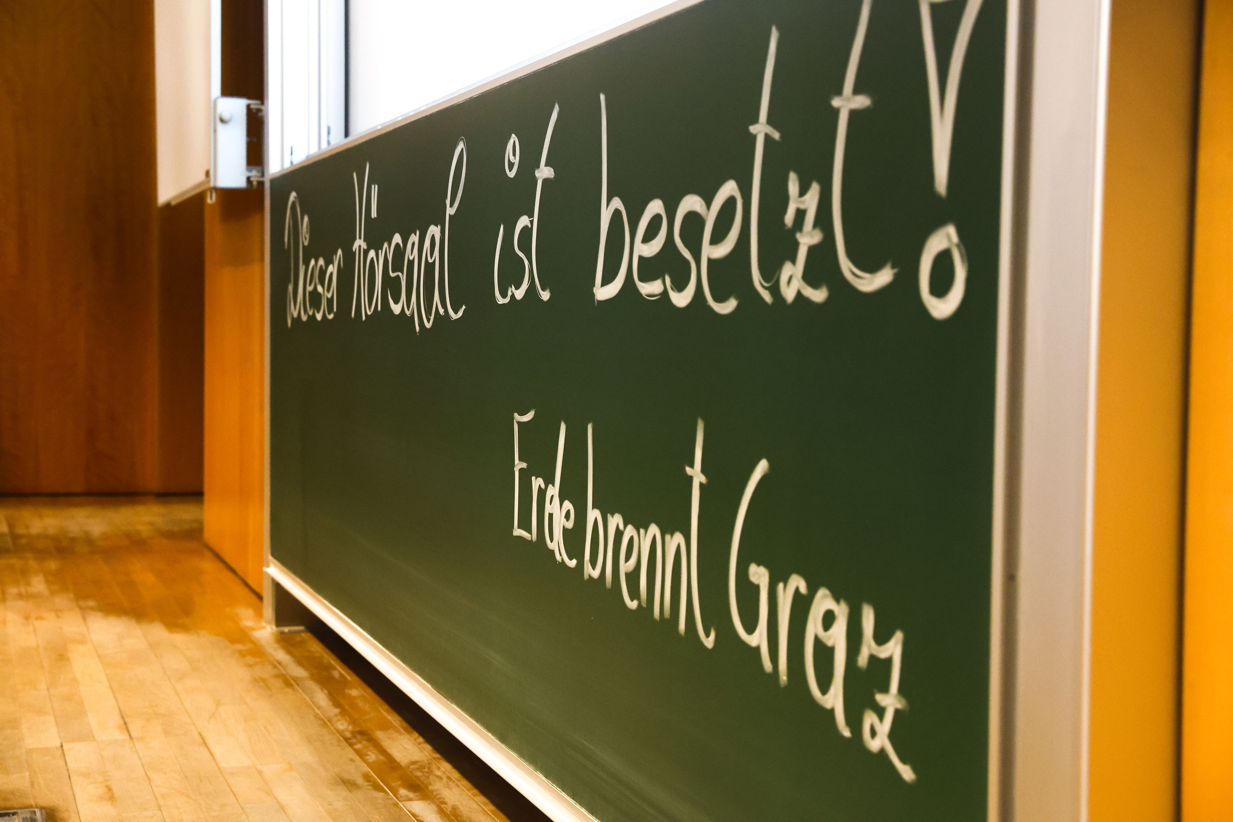 Download von www.picturedesk.com am 12.12.2022 (12:46).  ABD0026_20221212 - GRAZ - ÖSTERREICH: ZU APA0130 VOM 12.12.2022 - Studierende im Besetzten Hörsaal am Montag, 12. Dezember 2022, anl. der Besetzung des Hörsaals 15.04 der Universität Graz. Seit Mitte November besetzen Studierende unter dem Namen Erde Brennt Hörsäle in ganz Österreich um auf Missstände in der Klima- und Sozialpolitik hinzuweisen. - FOTO: APA/ERWIN SCHERIAU - 20221212_PD1969 - Rechteinfo: Rights Managed (RM)