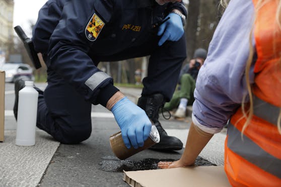 Im Gegensatz zu dieser Aktion am 28. November im Graz, verzichteten die Demonstranten am Montag auf den Einsatz von Klebstoff. 