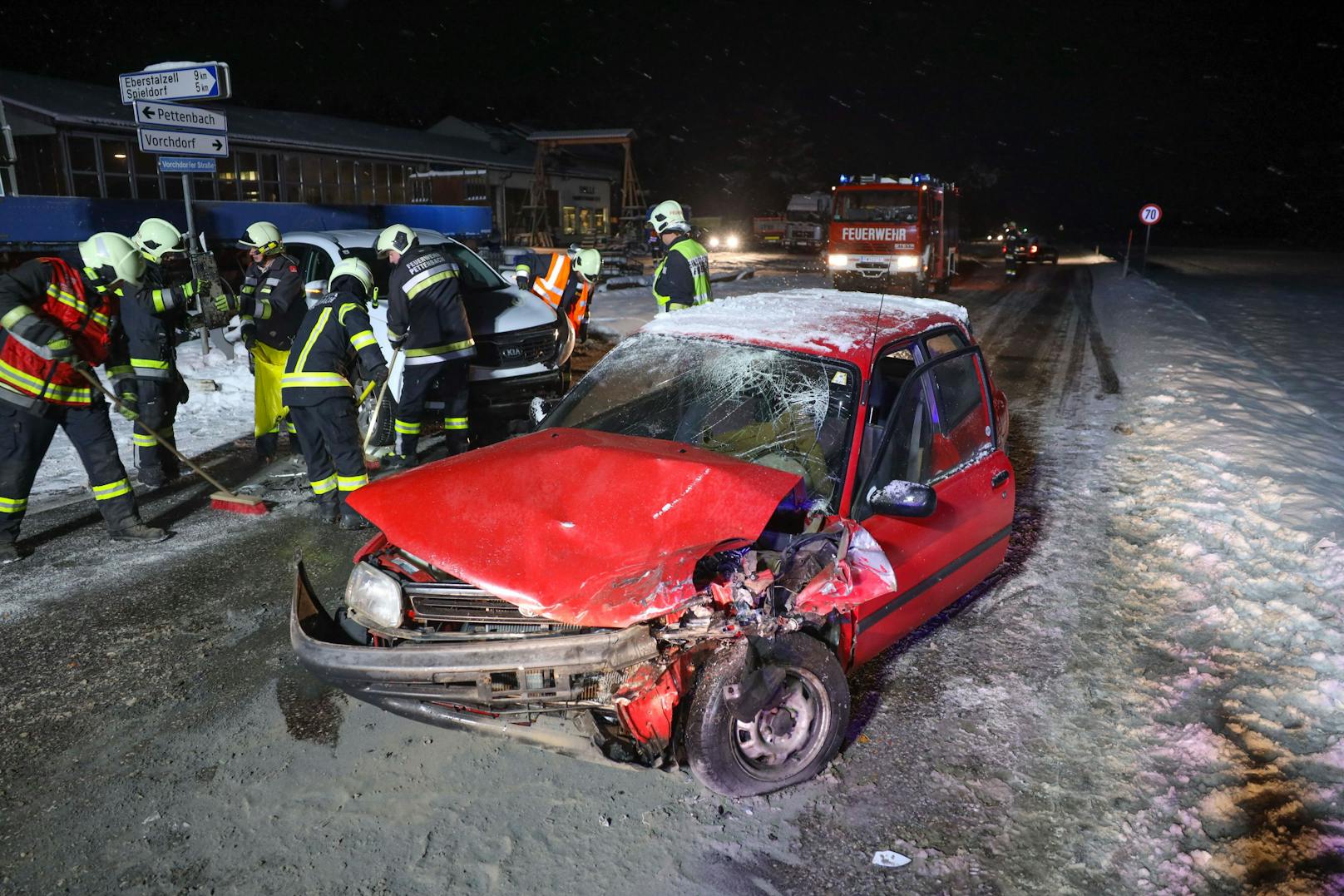 In Pettenbach (Bezirk Kirchdorf an der Krems) hat sich Montagfrüh ein schwerer Verkehrsunfall zwischen zwei Fahrzeugen in einem Kreuzungsbereich ereignet.