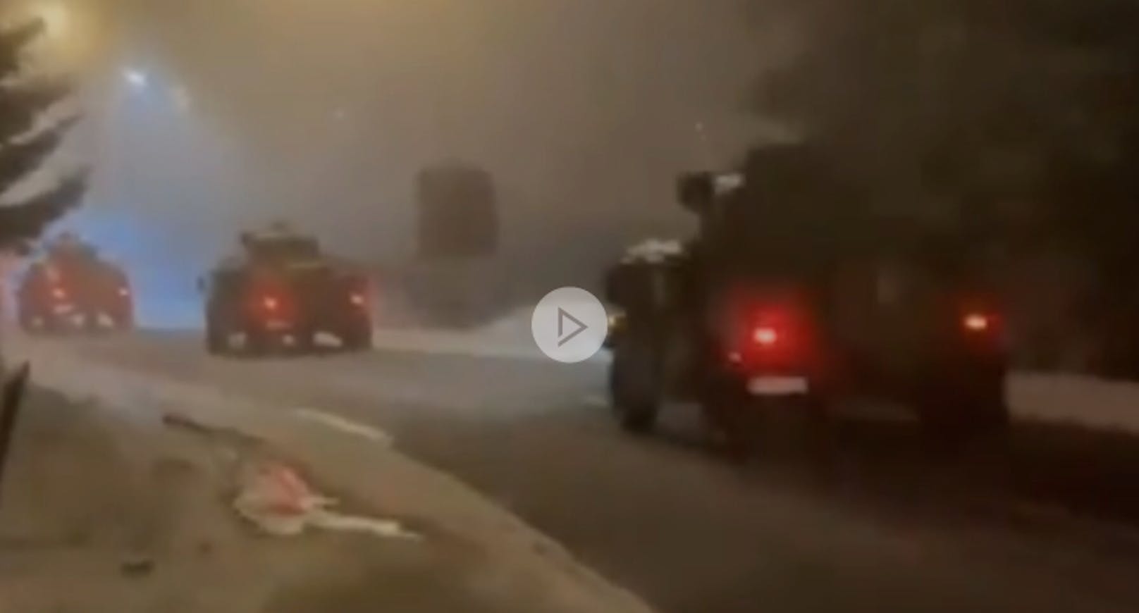 Video zeigt serbischen Militärkonvoi vor Kosovo-Grenze