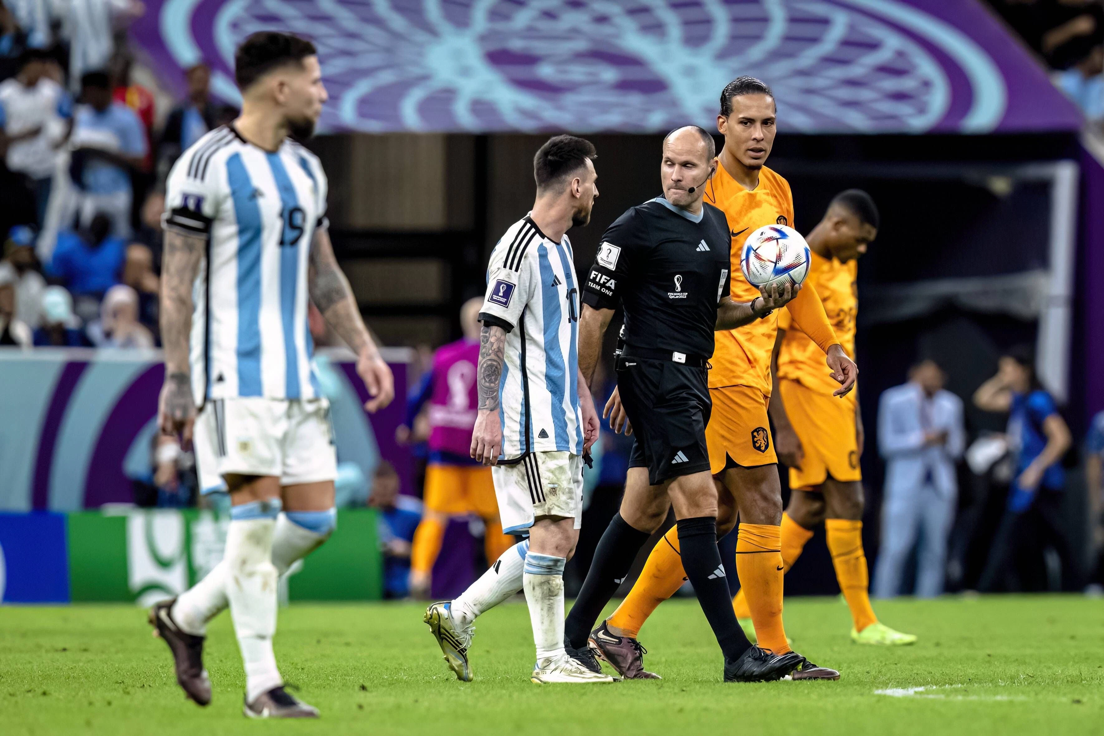 Messi im Gespräch mit Schiri Lahoz.