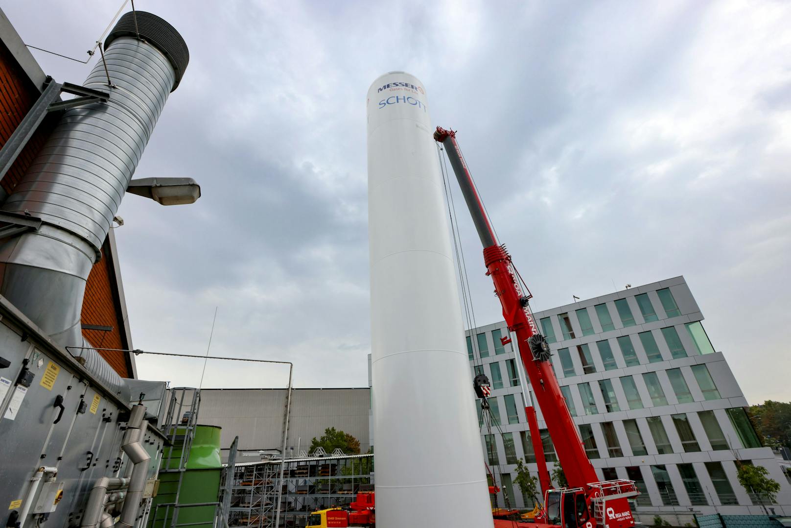 Der neue Wasserstofftank auf dem SCHOTT Gelände in Mainz ist 21 Meter hoch.