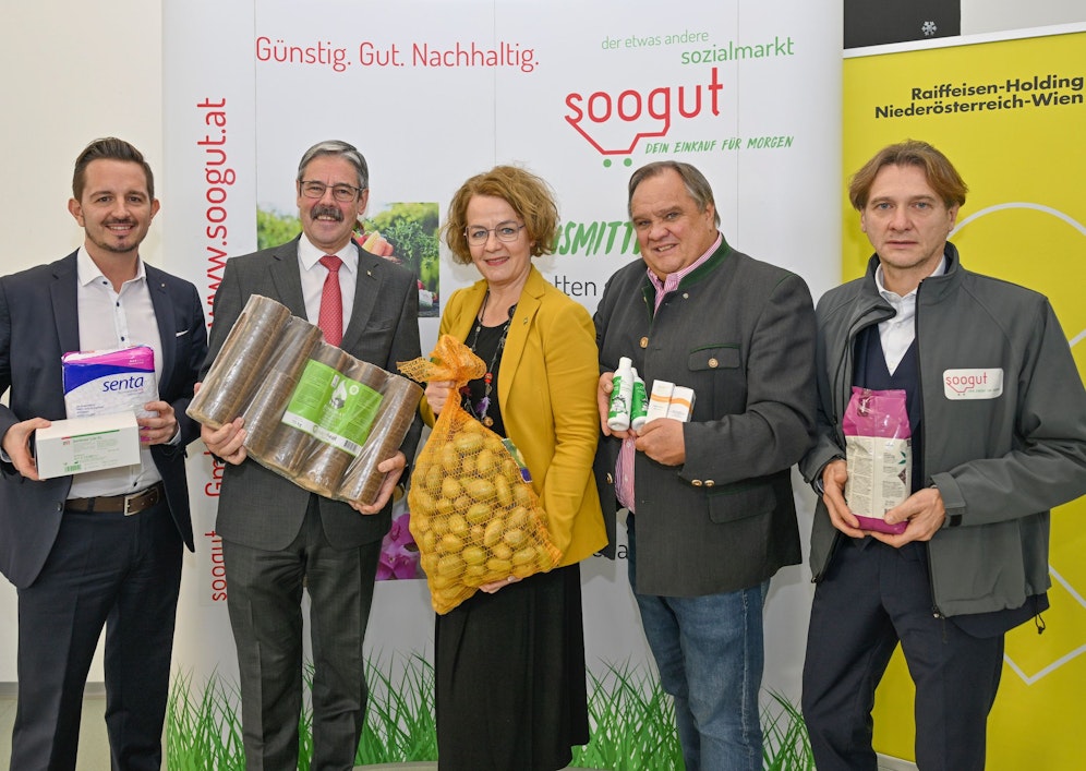 Stefan Ringhofer (Standortleiter bei der Firma Lohmann & Rauscher), Obmann Erwin Hameseder (Raiffeisen-Holding NÖ-Wien), Sozial-Landesrätin Christiane Teschl-Hofmeister, Wolfgang Stix, Geschäftsführer Styx Naturcosmetic, Geschäftsführer Wolfgang Brillmann  (soogut Sozialmarkt GmbH und Vorsitzender ARGE Grundversorgung NÖ)