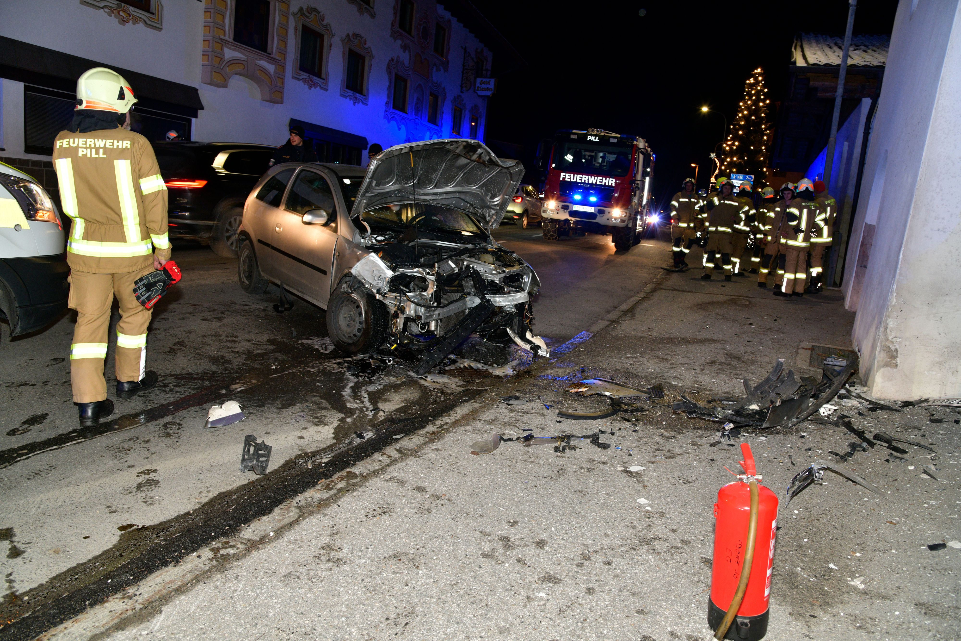 Die beiden Frauen wurden bei dem Unfall auf der Tiroler Bundesstraße verletzt.