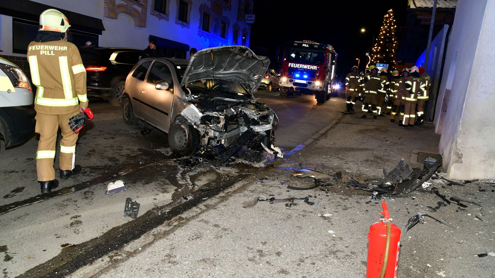 Die beiden Frauen wurden bei dem Unfall auf der Tiroler Bundesstraße verletzt.